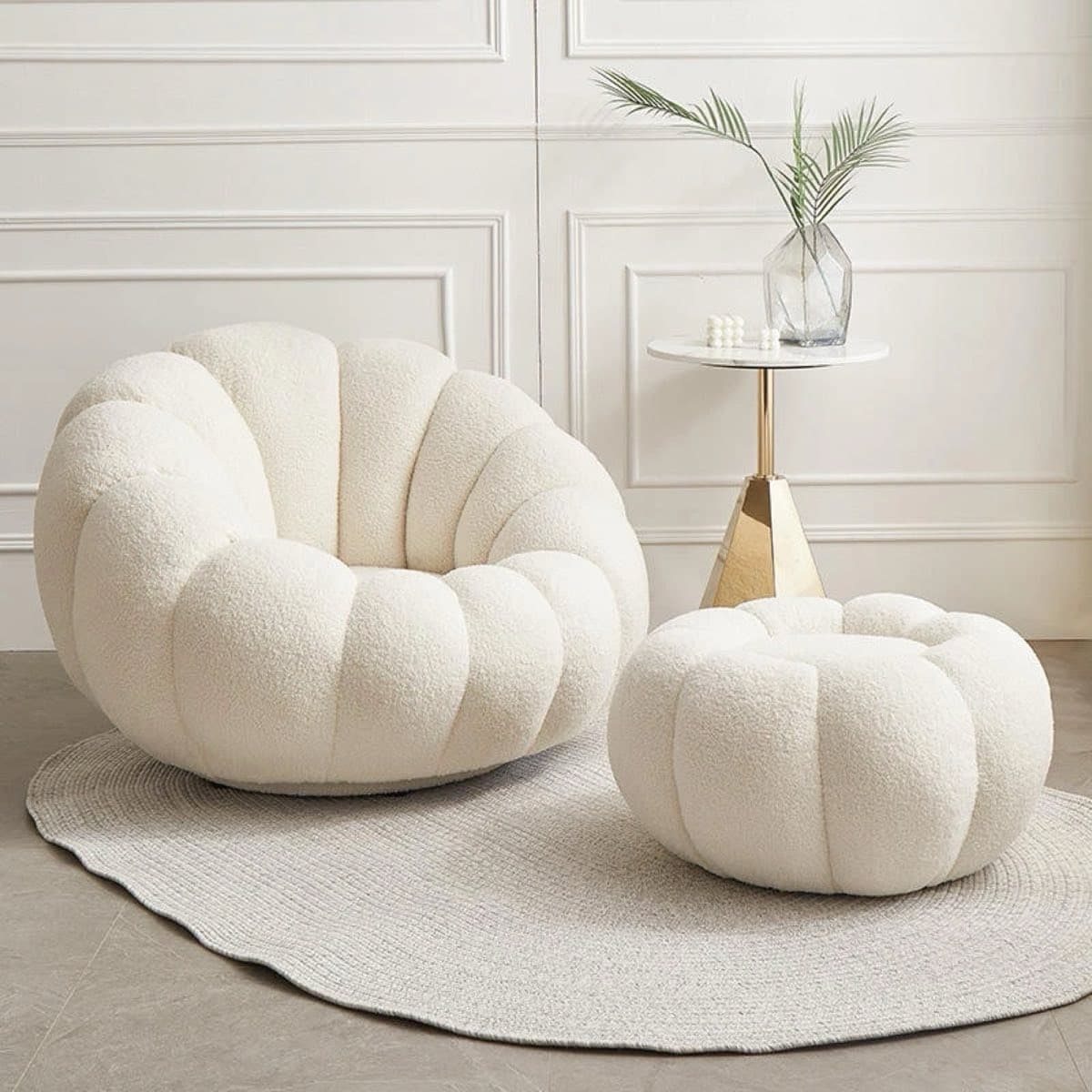 Drehsessel Bloom in Creme mit Hocker