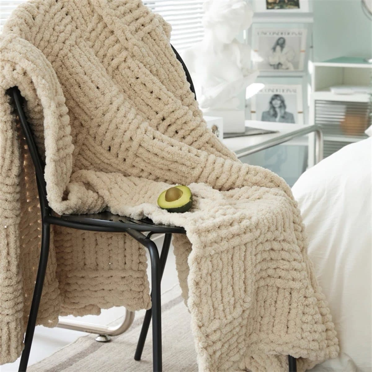 Grobstrickdecke über einem Sessel