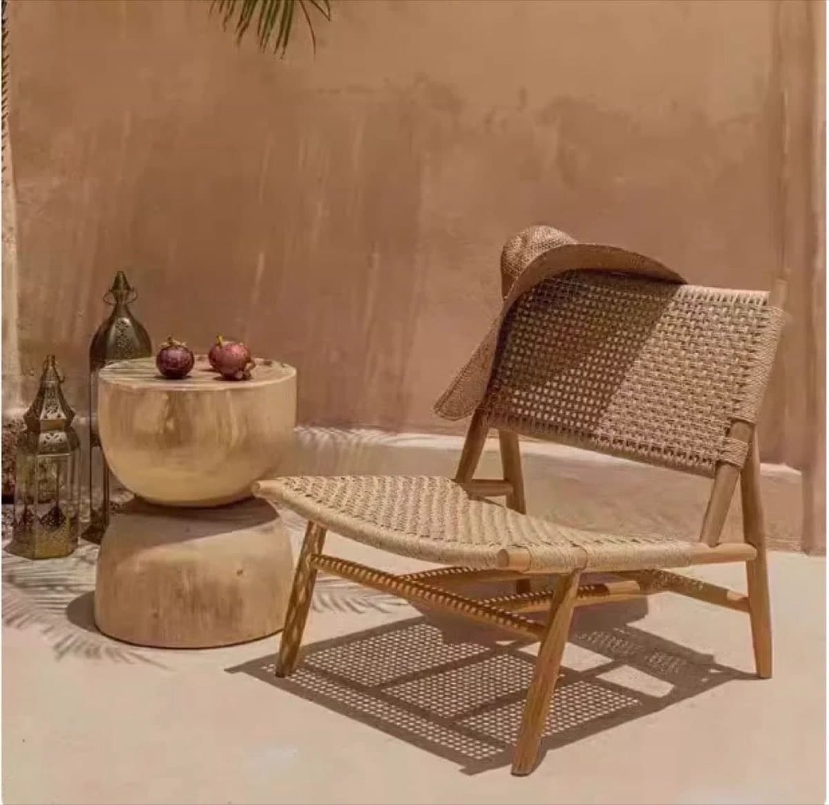 Rattan-Loungesessel Sora im Wohnzimmer